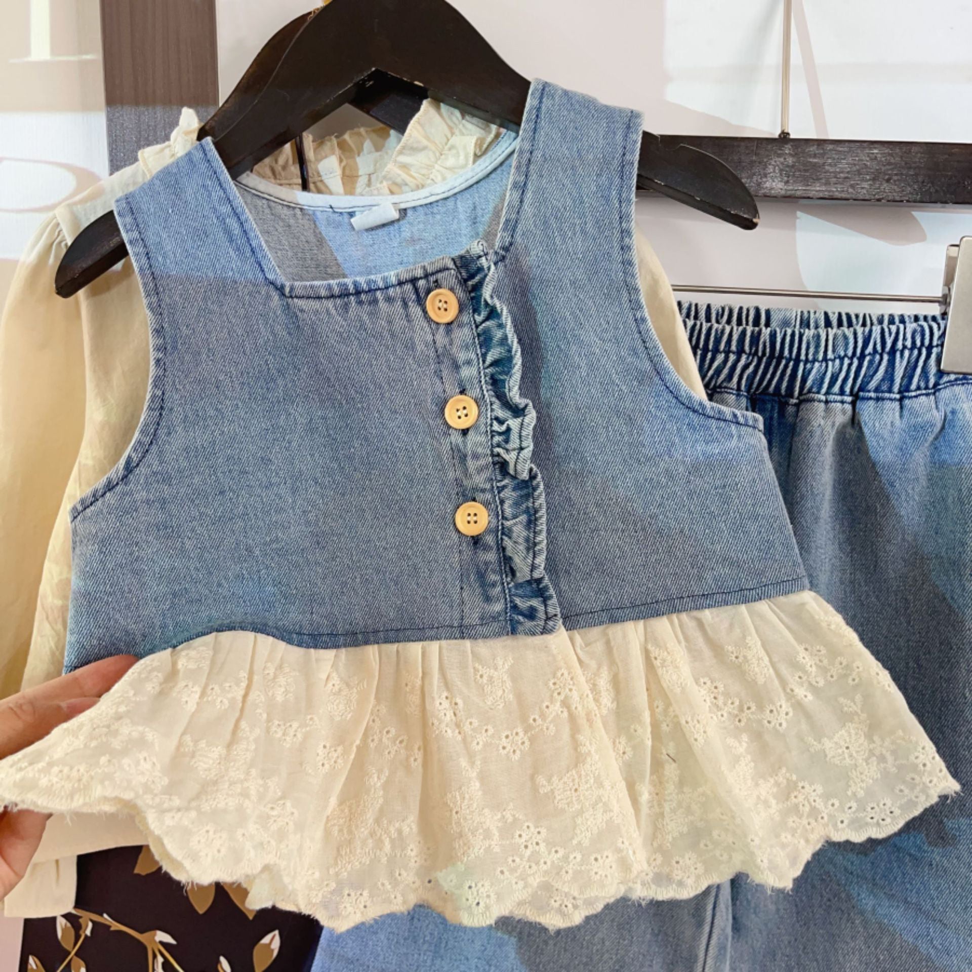 [363884] - One Set Baju Setelan 3 In 1 Cewek Atasan Rompi Denim Brokat Blouse Renda Lengan Panjang Bawahan Celana Panjang Kulot Fashion Anak Perempuan Korean Look