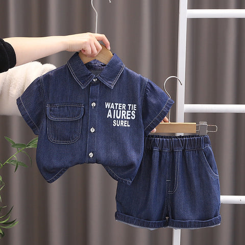 [368575] - One Set 2in1 Baju Setelan Atasan Kemeja Lengan Pendek Bawahan Celana Pendek Fashion Casual Summer Anak Laki Laki Cowok - Motif Denim Words - BABYHOKI STORE