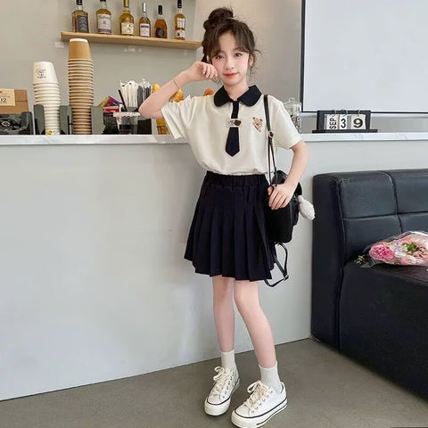 [5071155] - One Set 2in1 Baju Setelan Atasan Kaos Kerah Lengan Pendek Bawahan Rok Pendek Plisket College Fashion Style Anak Perempuan Cewek - Motif Bear Tie - BABYHOKI STORE