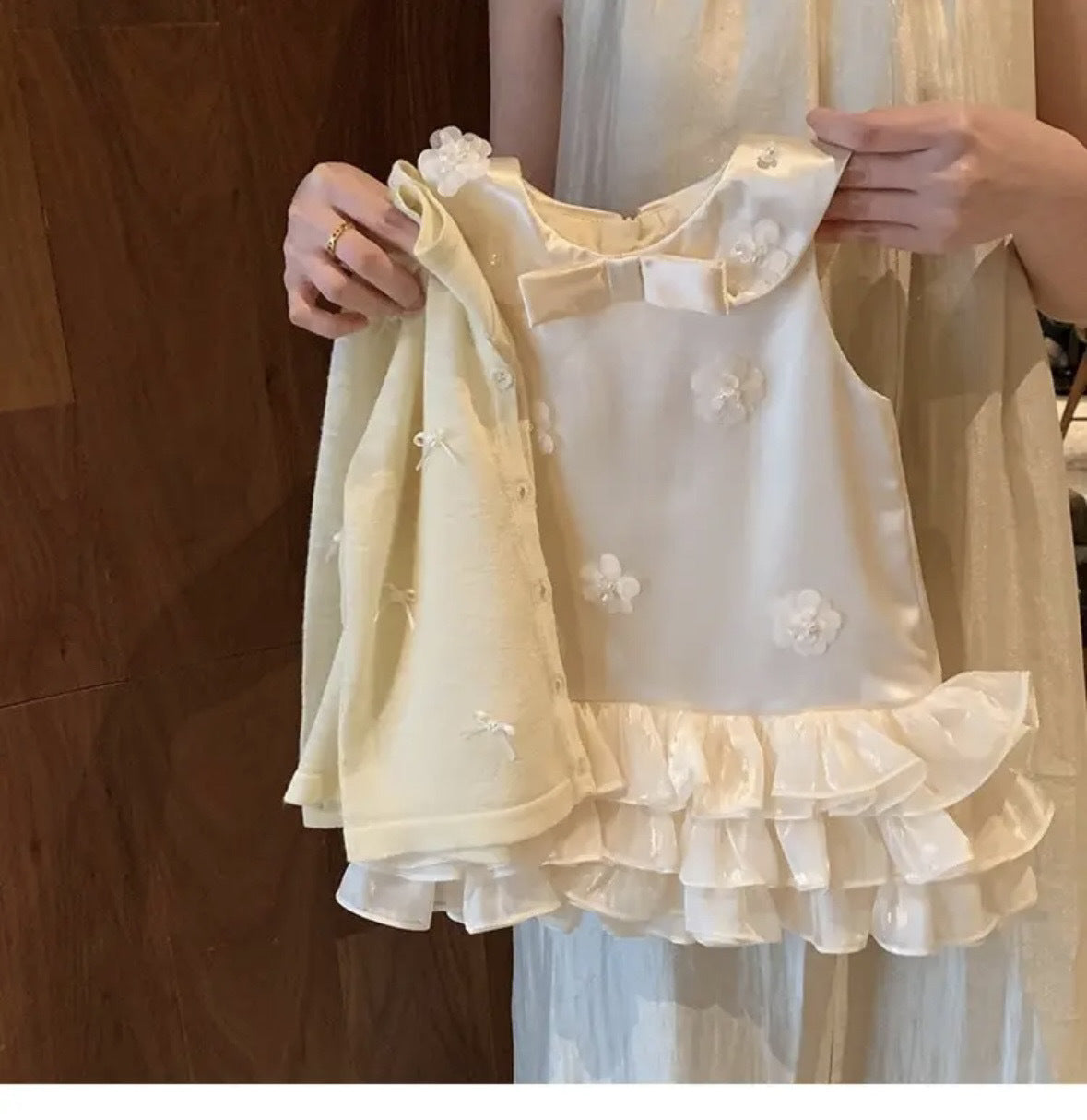 [5071094] - Baju Dress Gaun Pesta Lengan Kutung Cream Ruffle Bottom Fashion Anak Perempuan Cewek - Motif Flower Accent - BABYHOKI STORE