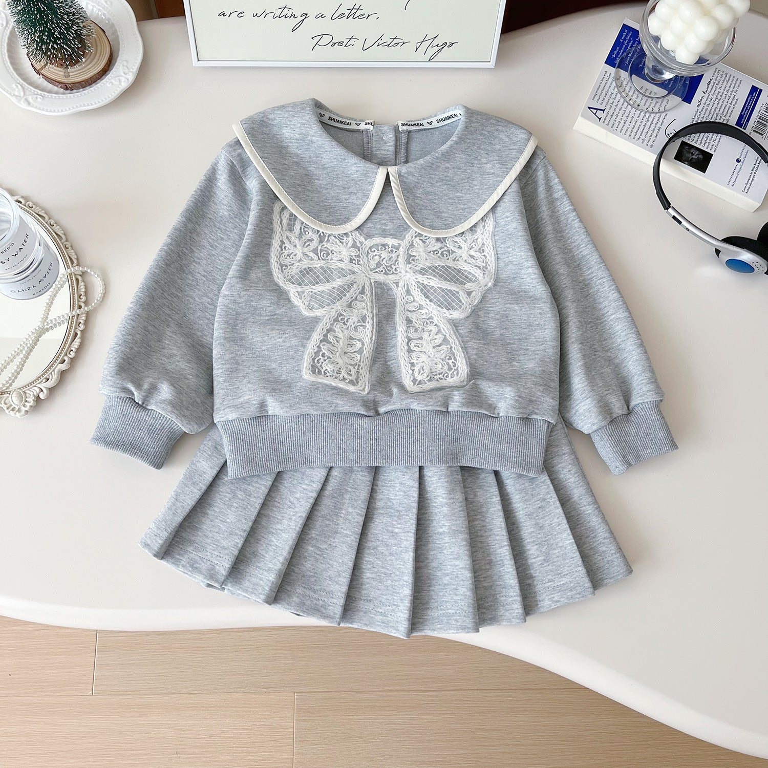 [963173] - One Set 2in1 Baju Setelan Sweater Berkerah Lengan Panjang Bawahan Celana Rok Pendek Plisket Korean Fashion Style Anak Perempuan Cewek - Motif Collar & Bow - BABYHOKI STORE - BABYHOKI STORE